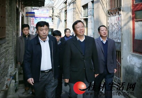 趙樂秦到正陽東巷了解情況 要求改造小街小巷風(fēng)貌改造